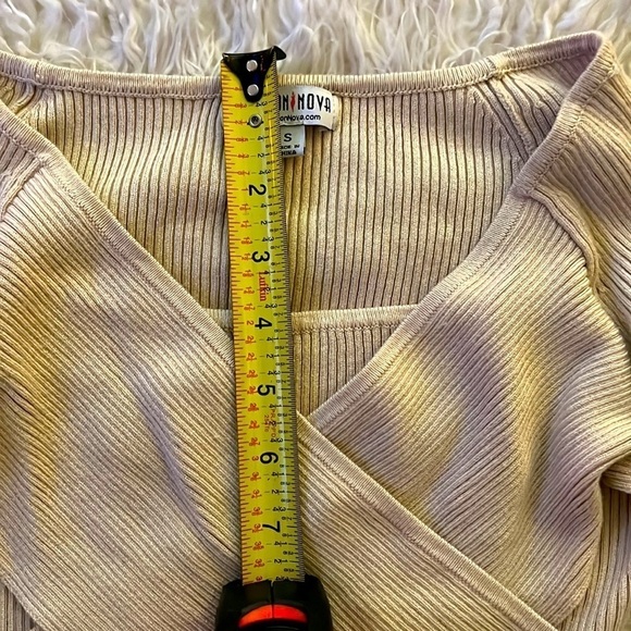 Gorgeous & Super Soft Cris Cross V-neck Sweater! Sz S - Picture 10 of 10